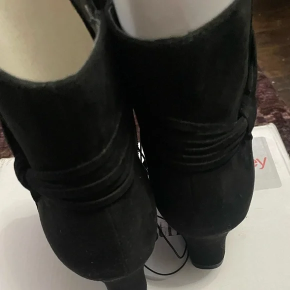 NWT East 5th Black Heeled Ankle Boots Size 7.5 Memory foam - Picture 5 of 7